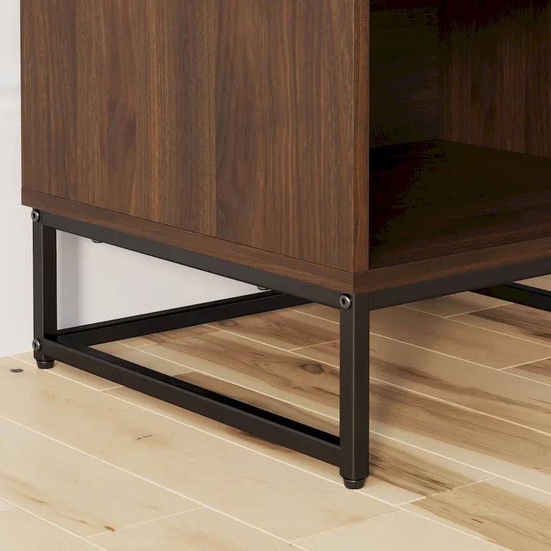 Table de chevet rustique, base en métal mat, niche ouverte et tiroir