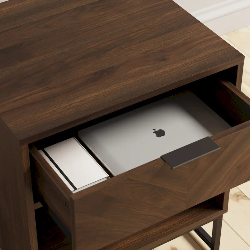 Table de chevet rustique, base en métal mat, niche ouverte et tiroir